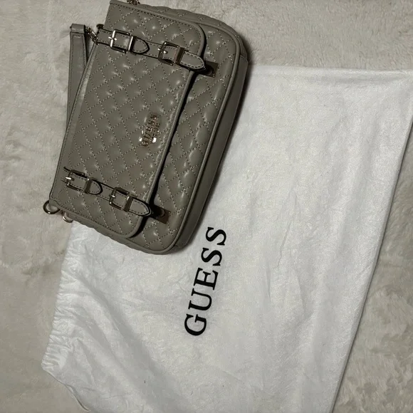 GUESS Quilted Light Gray Shoulder Bag with Gold Chain - Picture 4 of 4